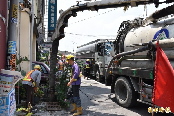 斗南鎮公所加強市區主要道路排水溝清疏。（記者黃淑莉攝）