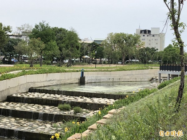 豐原葫蘆墩公園內的軟埤溪，經整治後煥然一新。（記者歐素美攝）