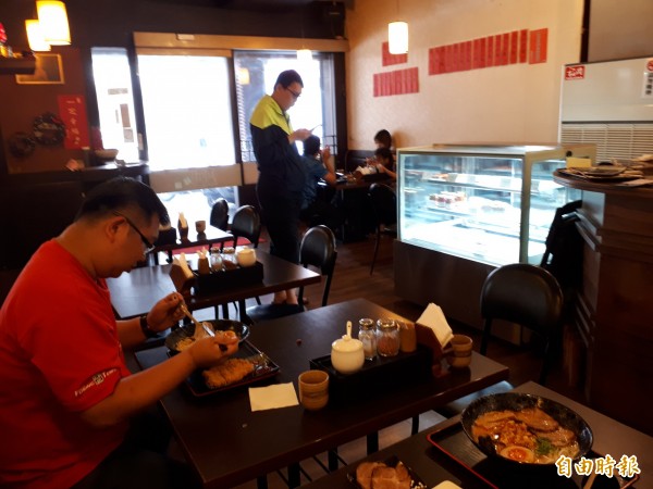 不用去日本吃拉麵，新竹市「夏川拉麵」，讓人吃得到拉麵的日本口感和美味。（記者洪美秀攝）