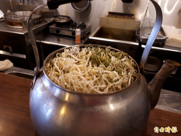 夏川拉麵的綠豆芽是以阿嬤的古法養成，要先浸泡1天，再放進大茶壺內，每隔4小時加水，4天後就是口感甜脆的綠豆芽。（記者洪美秀攝）