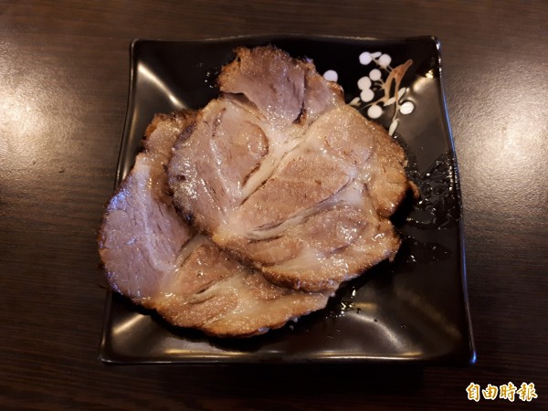 夏川拉麵的叉燒是選用豬的背部肋骨肉用滷汁熬成，經過炙燒，叉燒的油花分佈均勻，吃起來滑嫩順口。（記者洪美秀攝）