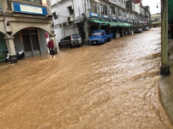 小金門最熱鬧的東林街遭大雨猛灌，成了滔滔洪流的「東林河」。（圖由讀者提供）