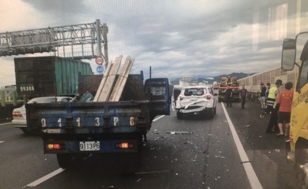 小貨車疑未注意車前情況追撞白色小客車等3輛車。（記者歐素美翻攝）