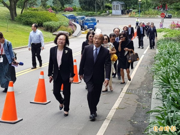 民進黨新北市長參選人蘇貞昌今天到金寶山墓園，參加盧修一博士逝世20週年追思音樂會；圖為蘇貞昌與盧修一夫人陳郁秀（左）走在致意隊伍最前面，準備到盧修一墓園獻花致意。（記者俞肇福攝）