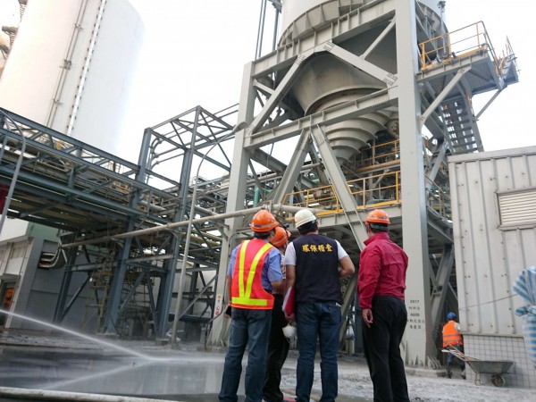 新北市環保局指出，過去林口電廠曾發生過飛灰貯料倉操作不當，台電卻沒有通報的情況。（新北市環保局提供）