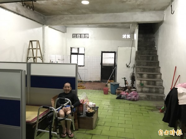 新北市瑞芳關懷鄉土協會助賴姓阿公接水電、粉刷老屋，讓阿公相當開心。（記者林欣漢攝）