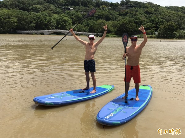 台灣正盛行SUP立式滑槳的水上活動，新竹市政府城銷處邀請世界冠軍的匈牙利兩兄弟到青草湖體驗，兩兄弟還現場表演360度的划槳，讓圍觀民眾大聲叫好。（記者洪美秀攝）