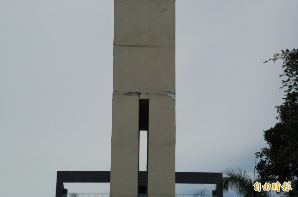 屏東公園區運紀念碑嚴重龜裂，中段也有明顯裂痕。（記者李立法攝）