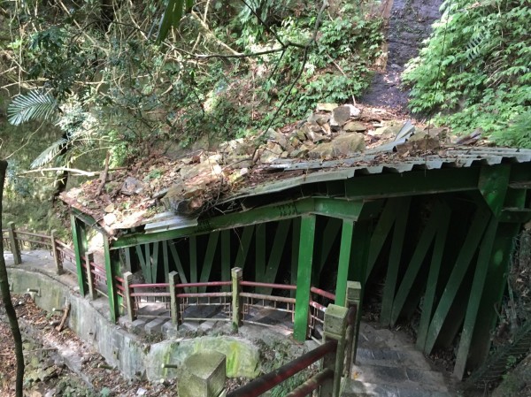 通往五峰旗最上層瀑布步道，因颱風落石坍方，有安全疑慮而封閉。（宜蘭縣政府提供）