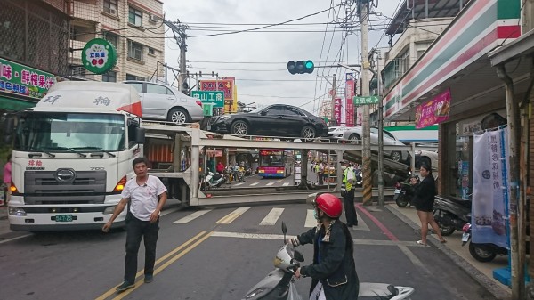 拖板車車身過長卡在路口。（記者洪臣宏翻攝）