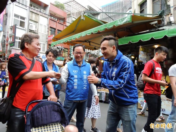 國民黨台北市長參選人丁守中今天陪同新北市板橋區議員參選人葉元之掃街拜票。（記者賴筱桐攝）