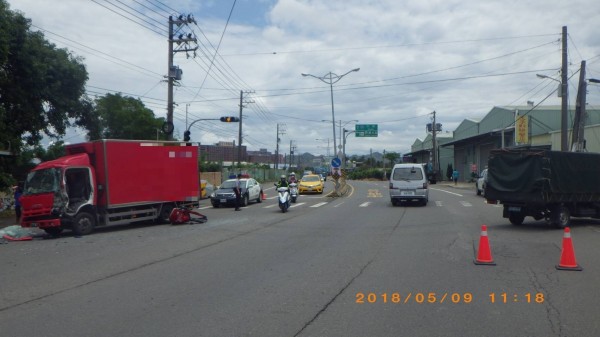 高市燕巢區鳳雄營區前，今天上午發生一起物流貨車擦撞軍用小貨車車禍意外，3人輕重傷。（記者蘇福男翻攝）