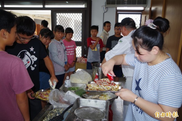 建陽國小師生與家長一起準備母親節大餐。（記者林國賢攝）