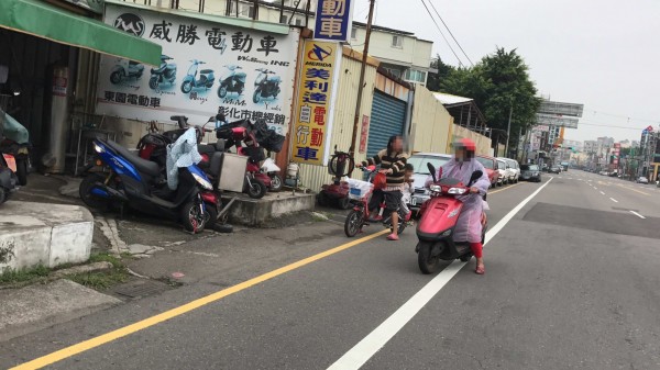 去年中部萬安演習期間，有機車族疏於注意當街趴趴走。（資料照）