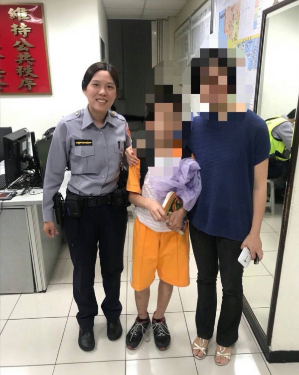 台北市大同警分局民族路派出所警員黃靖雯，協助迷路的王姓男童與母親重聚。（記者陳恩惠翻攝）