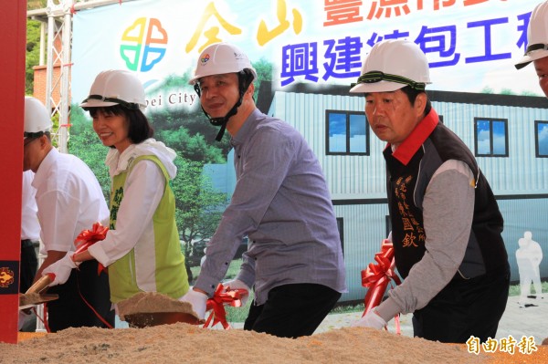 新北市長朱立倫（中）為金山豐漁市民活動中心主持上香祈福、持鏟動土。（記者林欣漢攝）