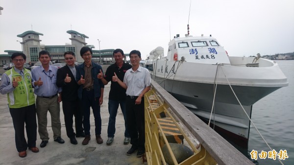 台南市漁港及近海管理所今天推薦將軍漁港到澎湖龍門、東吉島客輪航線。（記者楊金城攝）