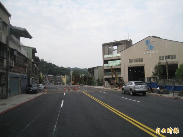 經過一年多的時間施工，已經將道路拓寬通車，新設人行道，居民行走時較安全。（記者邱書昱攝）