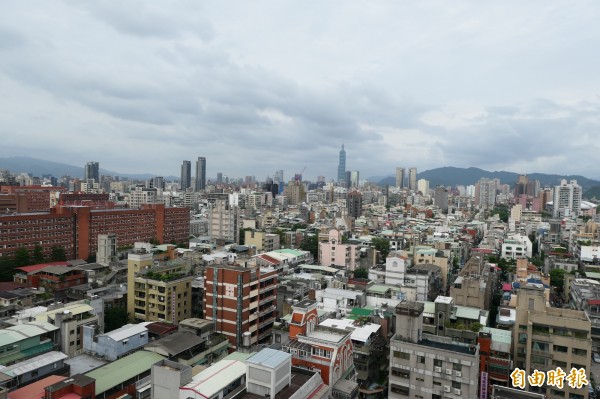 從「耕曦」向東遠眺，可見到台北101（13樓高度拍攝）。（記者吳佳蓉攝）