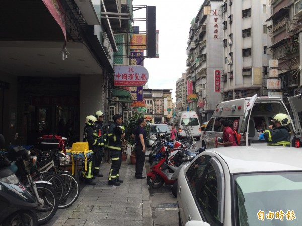 由於大樓電梯需要刷磁卡，消防救災救護人員找不到鄰居出面，只得爬樓梯前往破門。（記者陳恩惠攝）