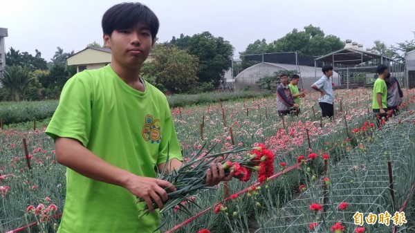 虎尾農工畜保科農技班三年級鍾葉穎把自己種的康乃馨送給母親。（記者廖淑玲攝）