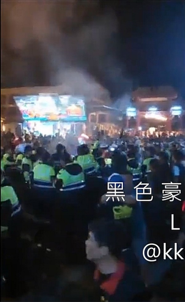 關山天后宮媽祖遶境，一男子叫囂，警方出動快打部隊壓制。（擷取自黑色豪門企業）