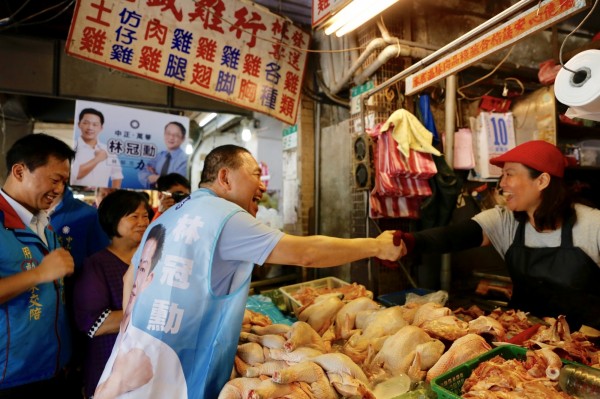 侯友宜今天早上陪同國民黨台北市中正、萬華區市議員參選人林冠勳到台北市富民路市場拜票，展現親和力。（侯友宜辦公室提供）