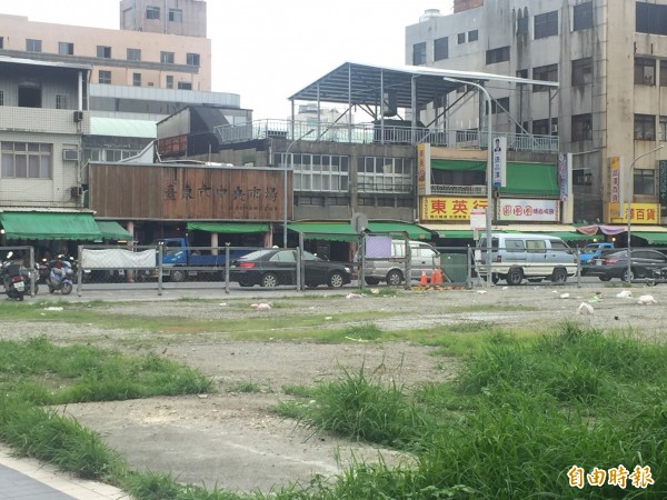 台東市中央市場前空地將做大型連鎖超商,市場攤商憂生意將大受影響。(記者張存薇攝)