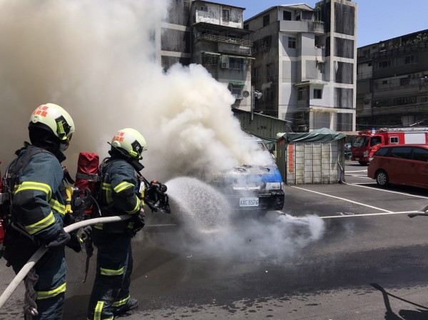 消防隊出動水箱車撲滅。（記者鄭景議翻攝）