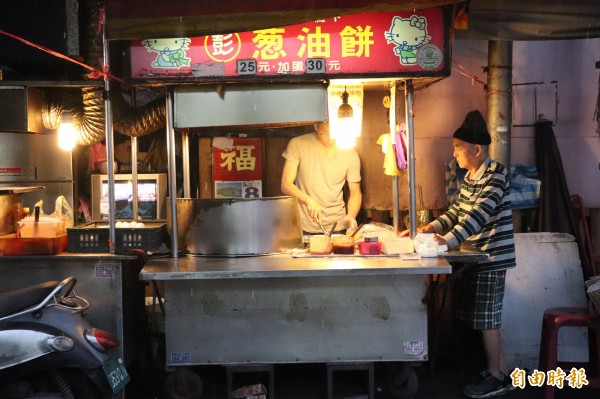 宜蘭市東門夜市彭記蔥油餅，由彭烈堂一家7人共同開設，輪班顧店，已在當地飄香29年。（記者林敬倫攝）