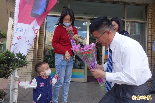 鹿港鎮長黃振彥到中華電信鹿港服務中心發康乃馨。（記者劉曉欣攝）