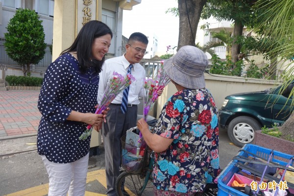 鹿港鎮長黃振彥（圖中）偕同夫人楊妙月，到鹿港地政所發康乃馨。（記者劉曉欣攝）