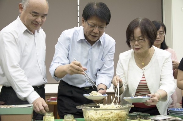 屏東縣長潘孟安（中）當洋蔥代言人，示範涼拌和風洋蔥。（圖由屏東縣政府提供）