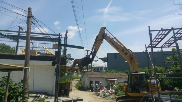 檢警4月間在新北市土城破獲號稱史上製毒工廠，新北市公安稽查小組今天強制拆除，將違建拆得只剩1樓磚造建築。（記者吳仁捷翻攝）