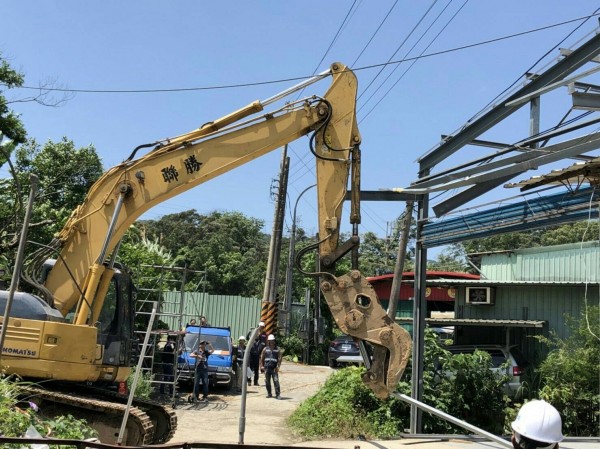 檢警4月間在新北市土城破獲號稱史上製毒工廠，新北市公安稽查小組今天強制拆除，將違建拆得只剩1樓磚造建築。（記者吳仁捷翻攝）