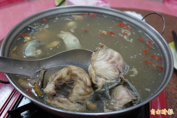 脆鰻藥膳湯是彰化線西源泉活海鮮餐廳招牌菜，選用特大鰻魚。（記者劉曉欣攝）