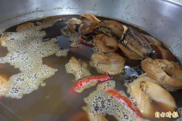 彰化線西源泉活海鮮餐廳招牌菜滷鮑魚，每天都要滷一大盆，滿足消費者的胃。（記者劉曉欣攝）