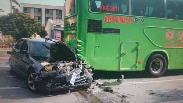 自小客車遭大貨車追撞後，又撞上前方客運，車頭幾乎全毀。（記者萬于甄翻攝）