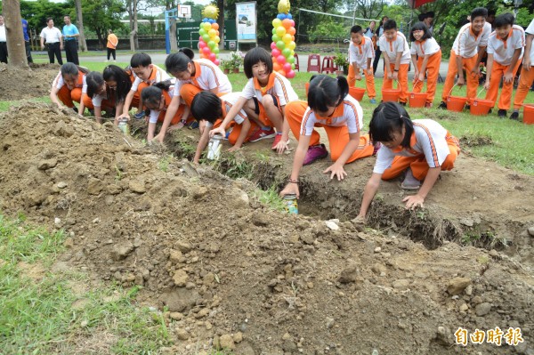 花蓮市明禮國小今舉辦１２０週年校慶，學生埋下代表希望的「夢想時空膠囊」，希望讓花蓮變得更好，不再受地震傷害。（記者王峻祺攝）