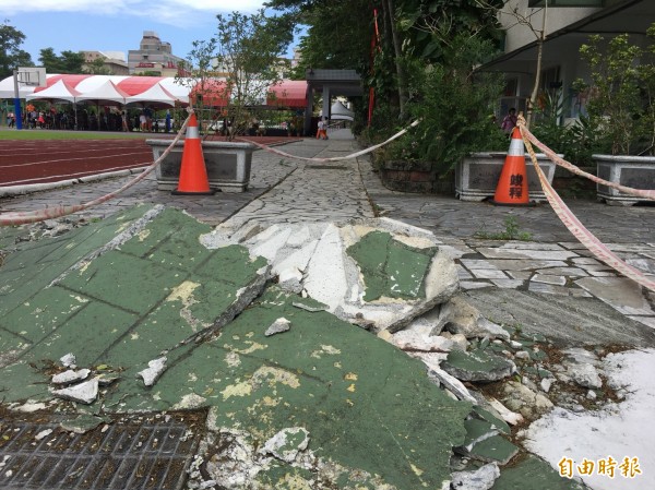 花蓮市明禮國小挺過無數次地震，更受1951年花蓮大地震及今年206地震影響，在校園內留下滿滿的「傷痕。」 （記者王峻祺攝）