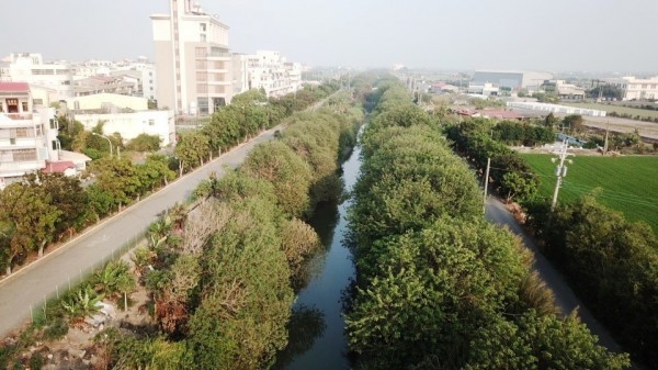 二林溪河岸出現綠色河道，高空鳥瞰景色優美。（圖由縣議員謝彥慧提供）