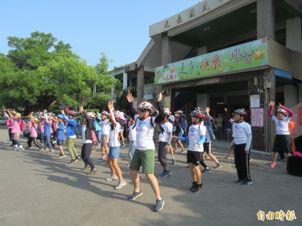 學生出發前先來一下熱身運動。（記者廖淑玲攝）