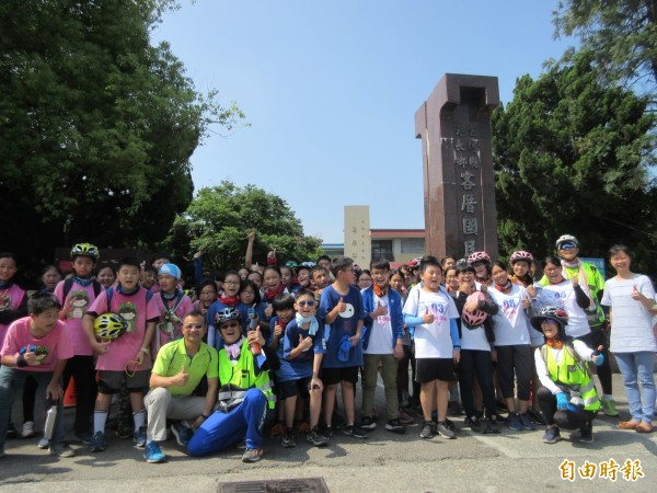 元長國小畢業班學生騎單車參觀鄉內客厝國小。（記者廖淑玲攝）