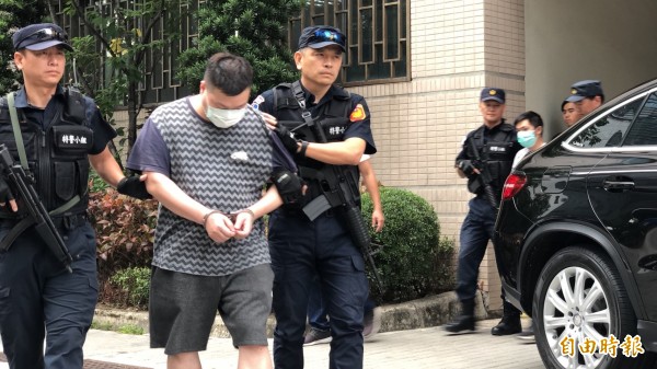 竹聯幫弘仁會板橋分會會長廖緯蒼涉走私軍火,刑事局今天將他移送法辦。(記者邱俊福攝)