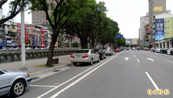 基隆市區田寮河兩側快車道旁有劃設停車格，議員認為如果有行人從停車格走出來時，駕駛人根本來不及反應就會撞上，十分危險。（記者林欣漢攝）