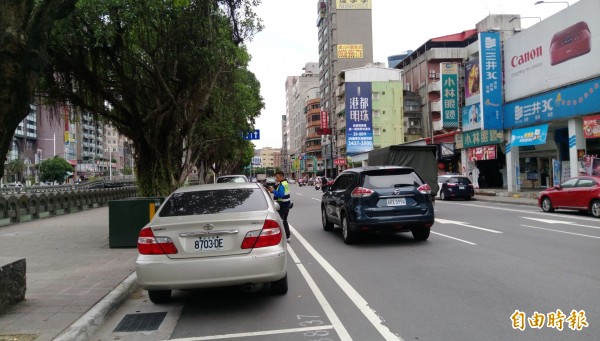 基隆市區田寮河兩側快車道旁有劃設停車格，議員認為如果有行人從停車格走出來時，駕駛人根本來不及反應就會撞上，十分危險。（記者林欣漢攝）