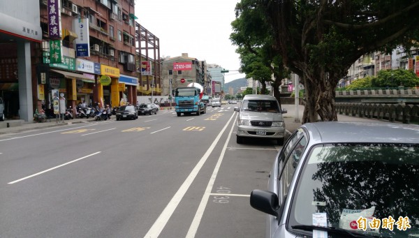 基隆市區田寮河兩側快車道旁有劃設停車格，議員認為如果有行人從停車格走出來時，駕駛人根本來不及反應就會撞上，十分危險。（記者林欣漢攝）