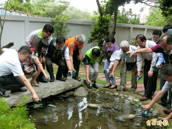 甲南國小水生池啟用。（記者張軒哲攝）