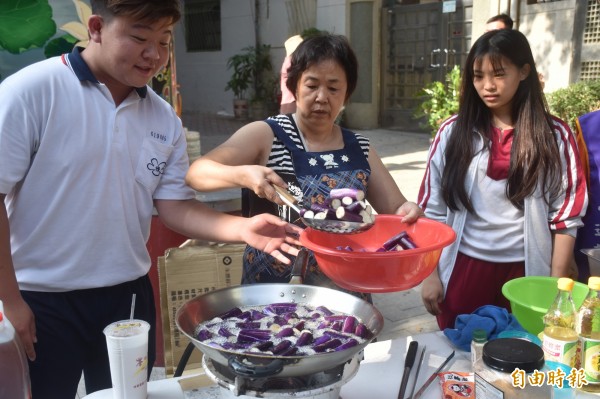 學生與長輩今日舉辦料理及同樂會活動。（記者邱灝唐攝）