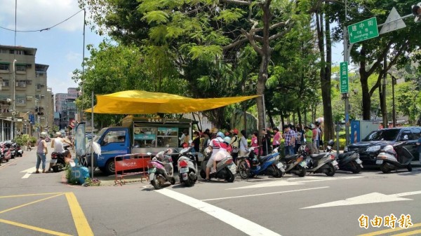 「公園粉條甜品專賣」前身是公園一路粉條冰，過去在路邊擺攤車，生意好到常常可見排隊人龍。（擷取自公園一路粉條冰臉書粉專）